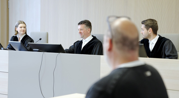 Der Vorsitzende Richter am Landgericht Essen, Roland Wissel, erkennt den sexuellen Missbrauch an Wilfried Fesselmann an und verurteilt das Bistum Essen zur Zahlung von Schadensersatz.