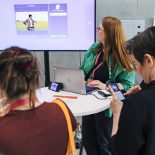 Menschen auf der CORRECTIV.Lokal Konferenz die Memes erstellen.