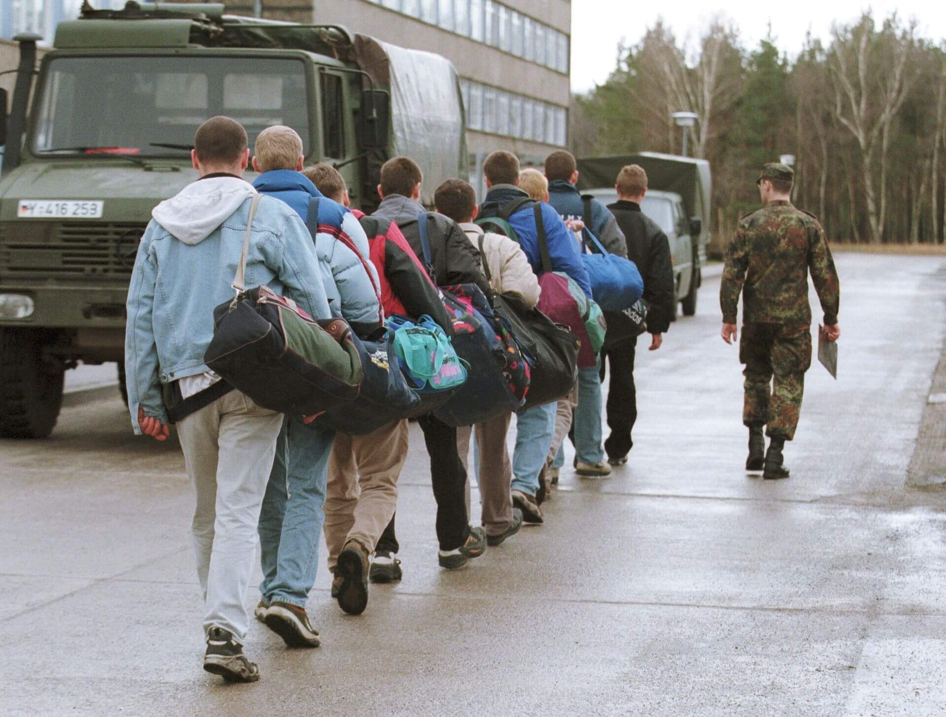 Bundeswehr im Jahr 1999: Ein Unteroffizier führt neue Rekruten in die Kaserne. BILD: THOMAS IMO / PICTURE ALLIANCE / PHOTOTHEK