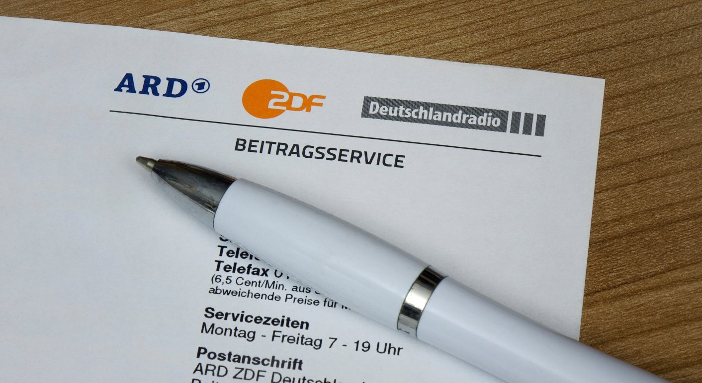 Briefkopf von ARD ZDF und Deutschlandradio mit Kugelschreiber