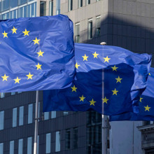 EU-Flaggen vor einem Gebäude in Brüssel – die Europäische Union diskutiert aktuell über Sanktionen gegen Russland