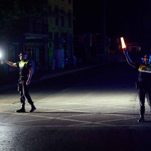 Während des Blackouts regelten zwei Polizisten den Straßenverkehr mit bunten Lampen