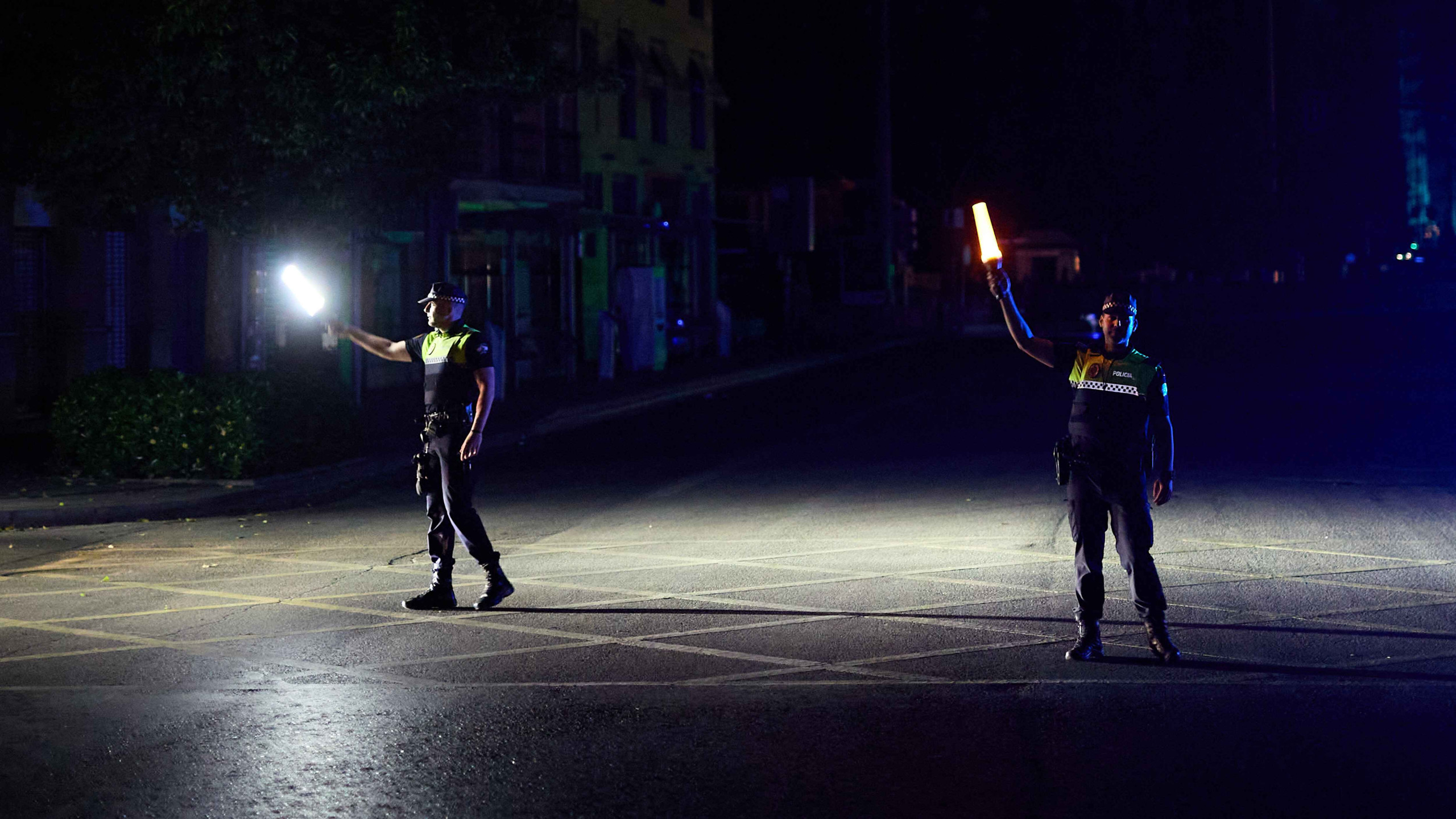 Während des Blackouts regelten zwei Polizisten den Straßenverkehr mit bunten Lampen
