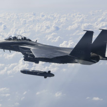 Luftüberlegenheitsjäger F-15K wirft ein einer Übung einen Taurus-Flugkörper ab