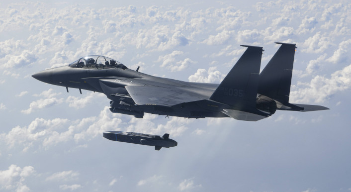Luftüberlegenheitsjäger F-15K wirft ein einer Übung einen Taurus-Flugkörper ab