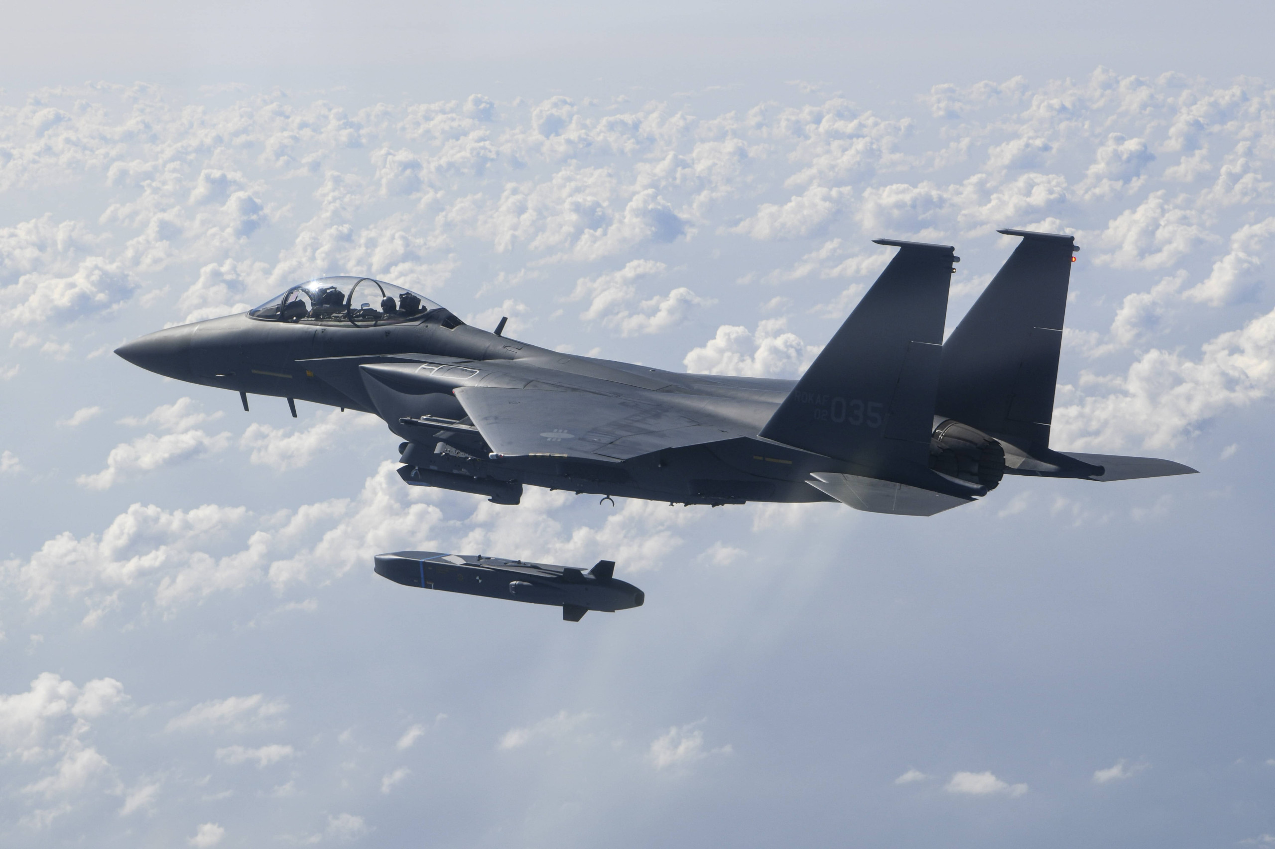 Luftüberlegenheitsjäger F-15K wirft ein einer Übung einen Taurus-Flugkörper ab