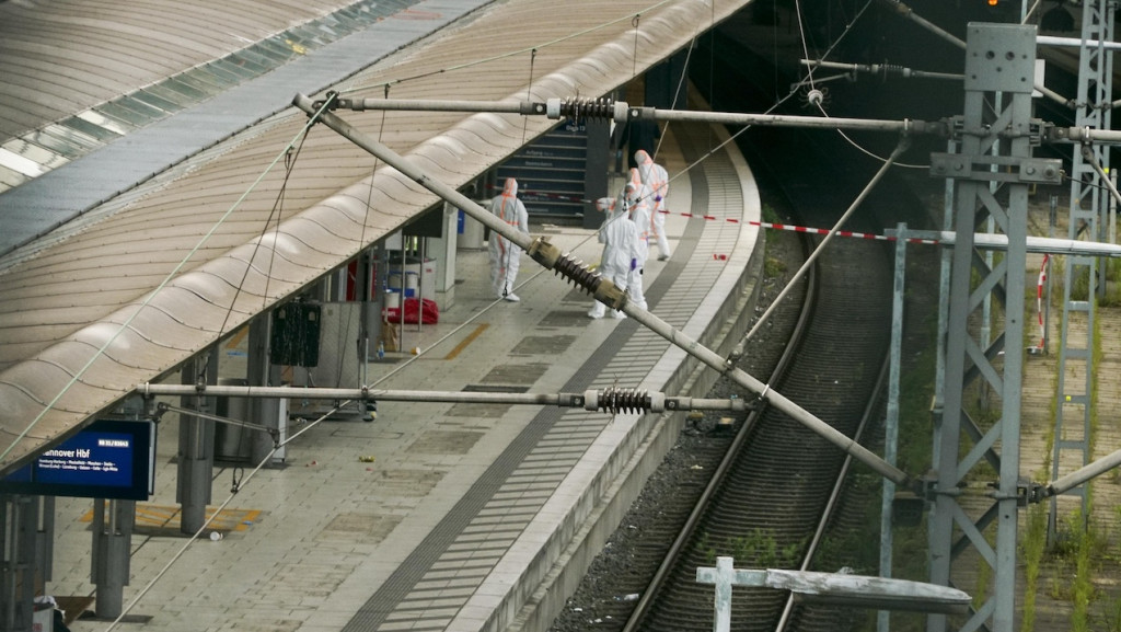 Ermittler am Gleis im Hamburg Hauptbahnhof nach dem Messerangriff einer Frau auf Passanten
