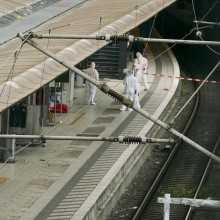 Ermittler am Gleis im Hamburg Hauptbahnhof nach dem Messerangriff einer Frau auf Passanten