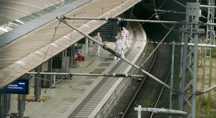 Ermittler am Gleis im Hamburg Hauptbahnhof nach dem Messerangriff einer Frau auf Passanten