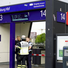 Polizisten nach dem Messerangriff am Hauptbahnhof in Hamburg am Eingang des Gleises