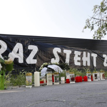 Banner in Gedenken an die Opfer vom Amoklauf in Graz