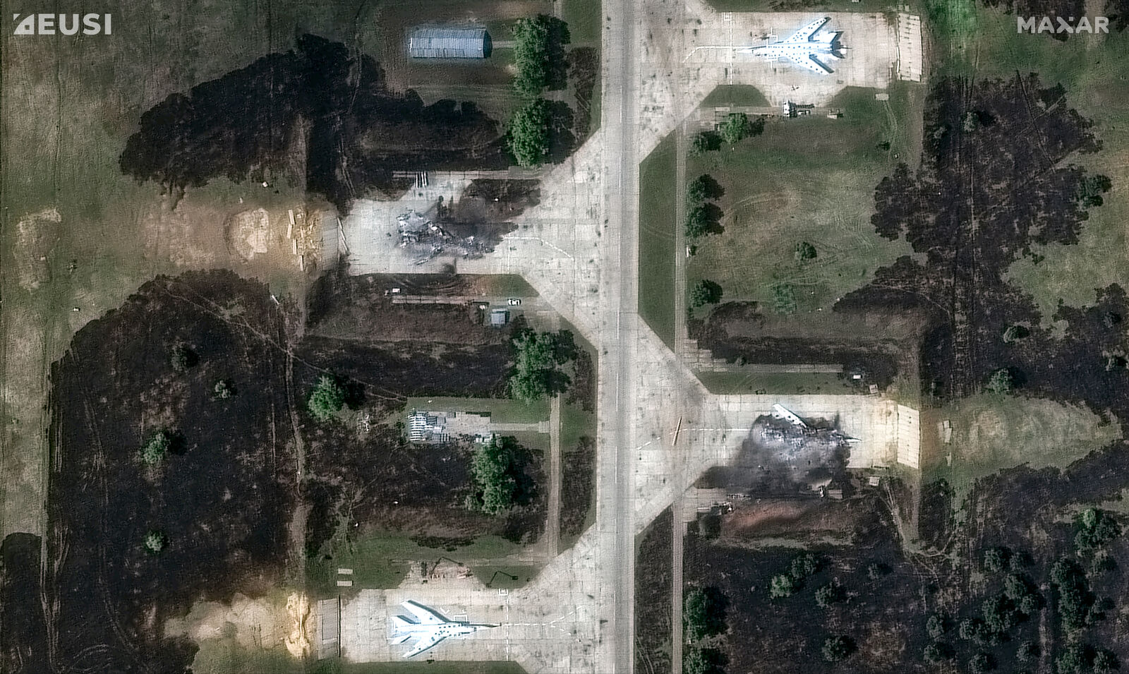 Satellitenaufnahme zeigt zwei kaputte Flugzeuge auf einem Militärflughafen