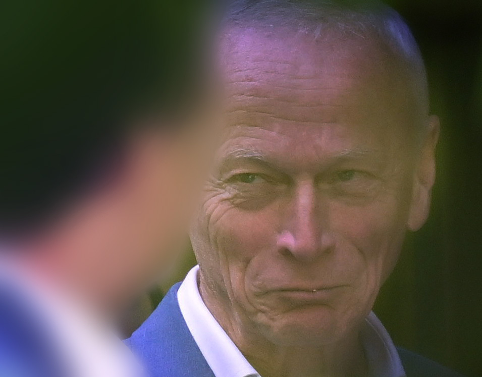 Gernot Mörig auf der anschließenden Gartenparty nach dem Hauskonzert bei Erika Steinbach im Gespräch mit dem Schuh-Unternehmer (Foto: privat)