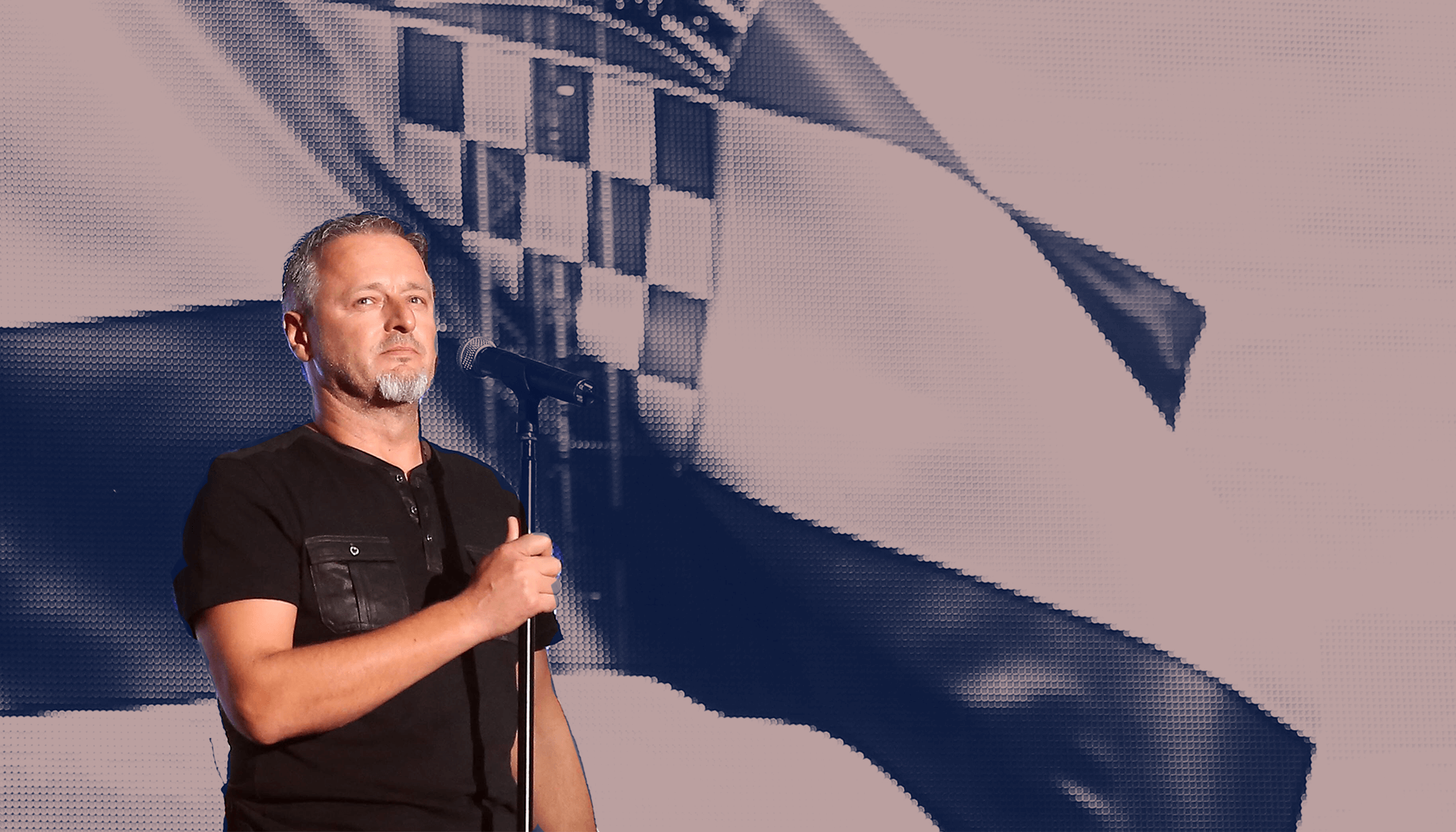Marko Perkovic, Sänger der Band Thompson, vor einer Kroatienflagge