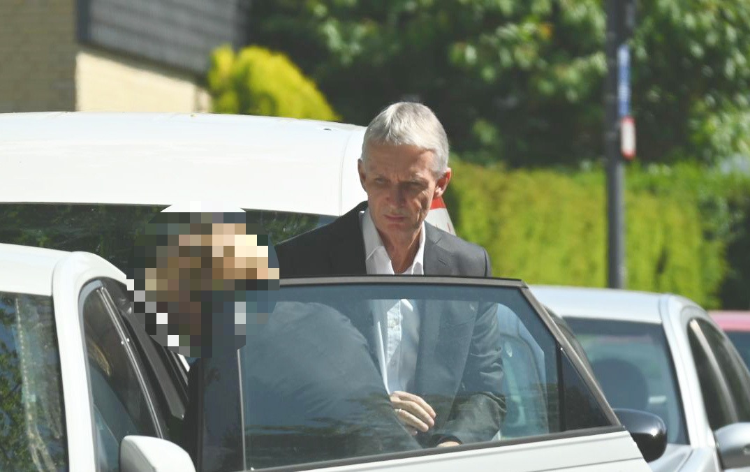 Gerhard Papke steigt aus dem Auto auf dem Weg zur Veranstaltung von Erika Steinbach (Foto: privat)