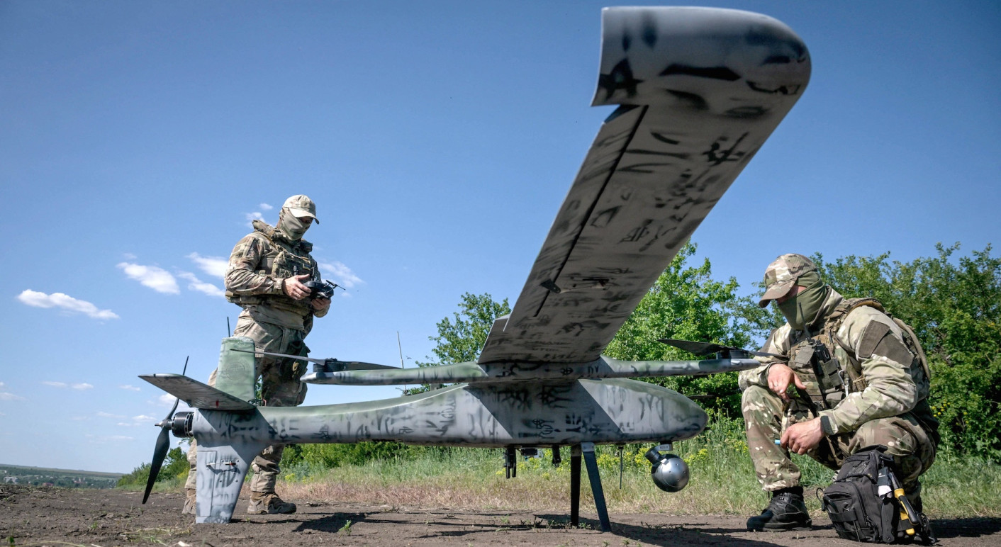 Soldaten in der Ukraine bereiten Drohnen für Angriffe in Russland vor_Smoliyenko Dmytro-Ukrinform-ABACA-Picture-Alliance_528164876 (1)