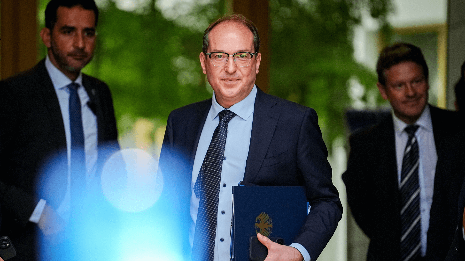 Bundesinnenminister Alexander Dobrindt will weiterhin Zurückweisungen an der deutschen Grenze durchführen, obwohl das Verwaltungsgericht Berlin in mehreren Eilverfahren anders urteilte