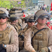 Marines beschützen ein Bundesgebäude in Downtown LA.