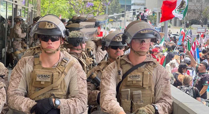 Marines beschützen ein Bundesgebäude in Downtown LA.