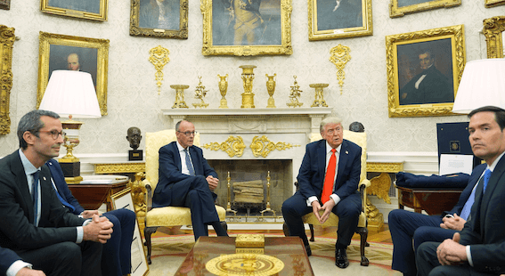 Merz und Trump sitzen im Oval Office.