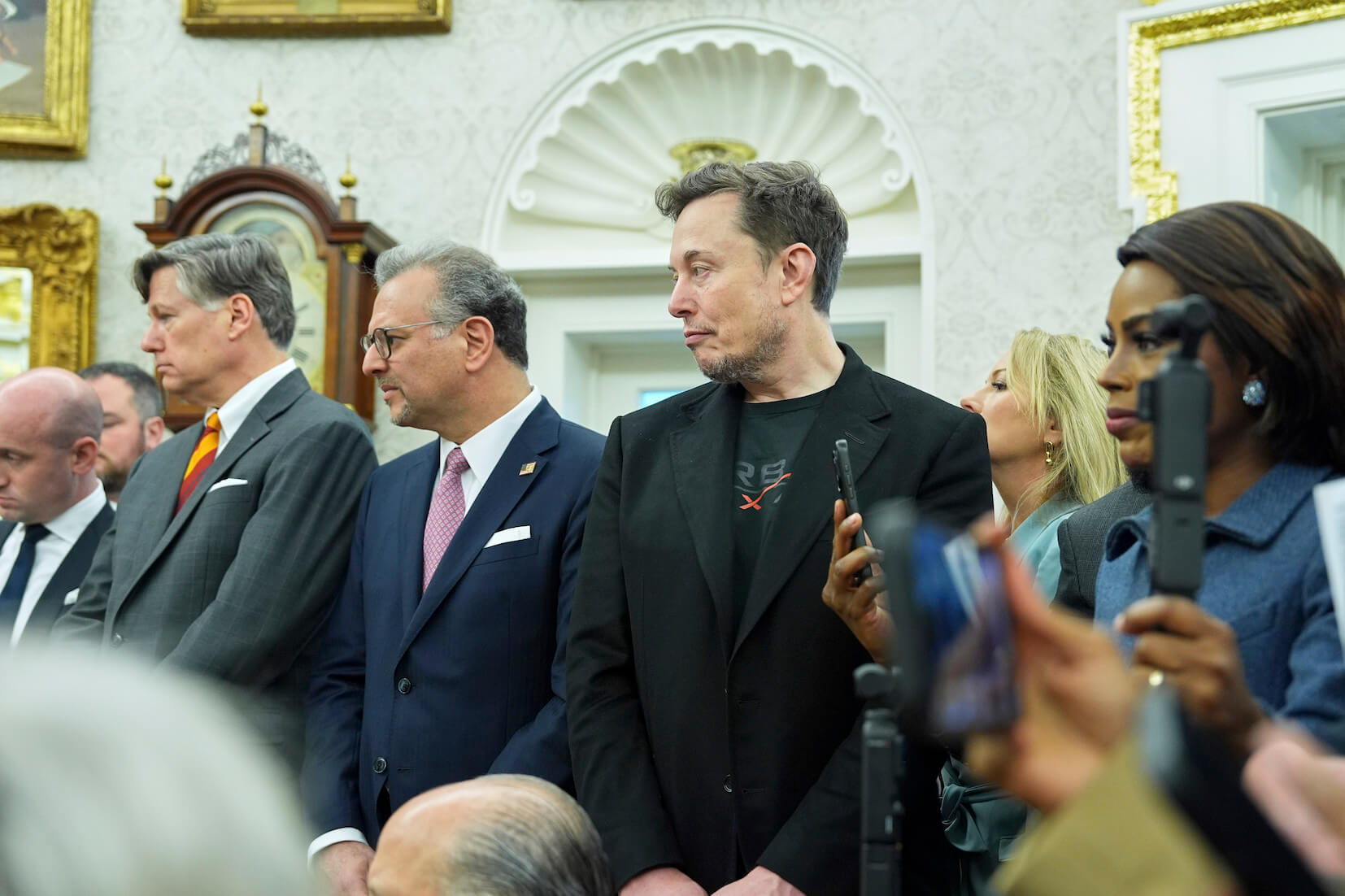 Elon Musk sieht zu, wie Präsident Donald Trump den südafrikanischen Präsidenten Cyril Ramaphosa im Oval Office des Weißen Hauses trifft