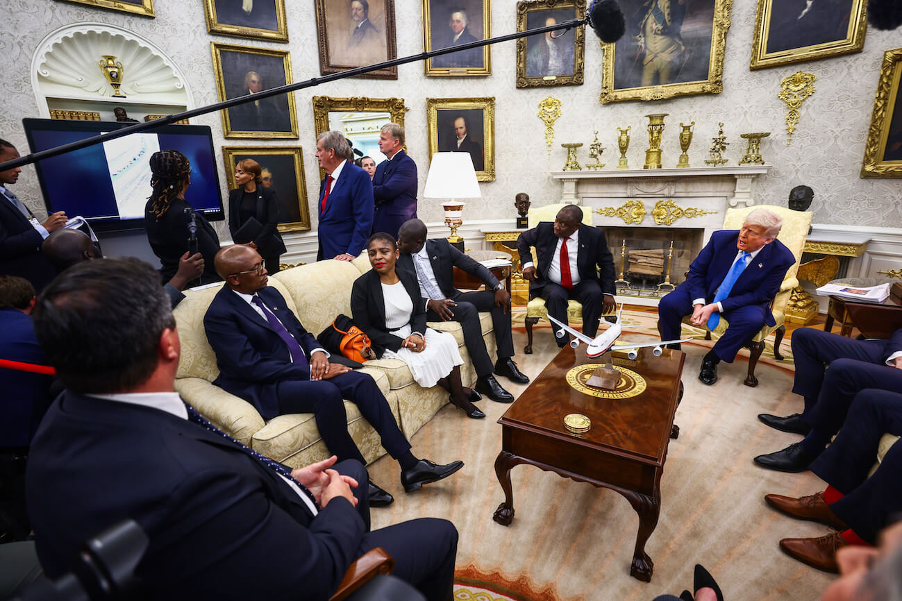 Mehrere Personen im Weißen Haus schauen auf den Screen, als Trump das Video als Beleg abspielen lässt