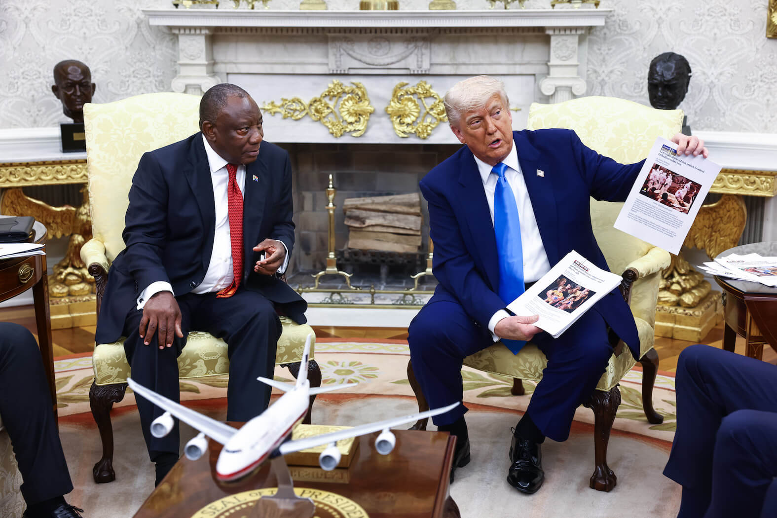 Trump zeigt Ramaphosa und der Presse mehrere ausgedruckte Artikel