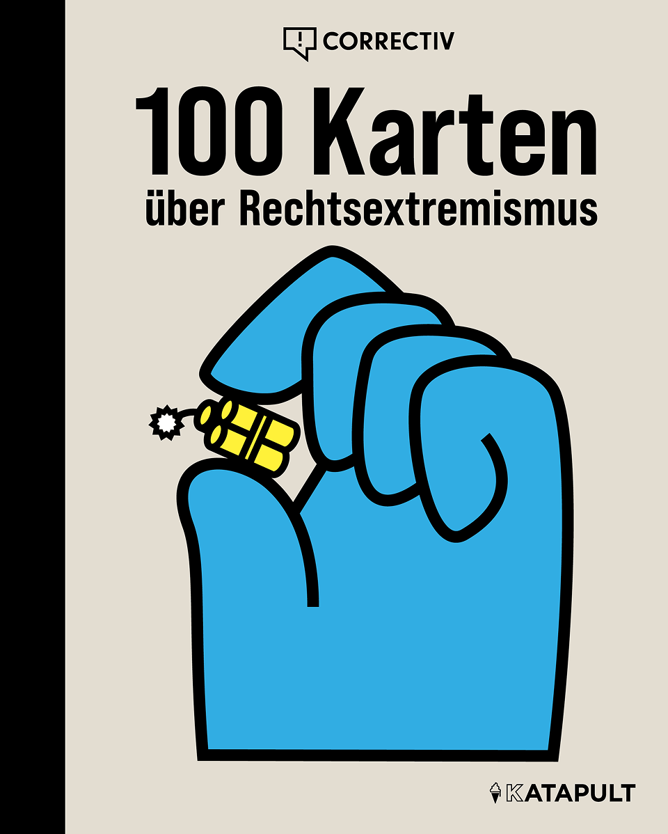 Cover des Buches „100 Karten über Rechtsextremismus“ – unter dem Titel befindet sich eine Illustration einer blauen hand, die zwischen Daumen- und Zeigefinger ein gelbes Dynamitbündel hält