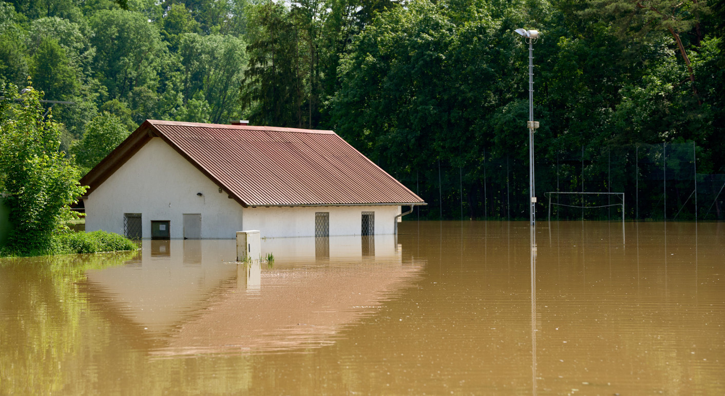 Hochwassergebiet in Günzburg in Bayern, Süddeutschland. Haus am Sportplatz steht mit der kompletten Wiese unter Wasser