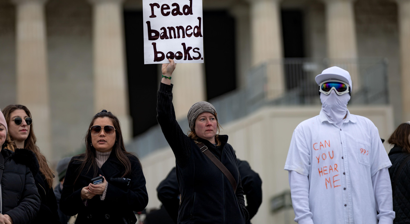 Demonstrierende in Washington rufen mit einem Schild dazu auf, verbotene Bücher zu lesen