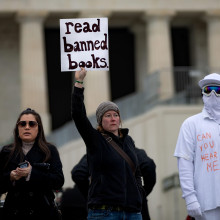 Demonstrierende in Washington rufen mit einem Schild dazu auf, verbotene Bücher zu lesen