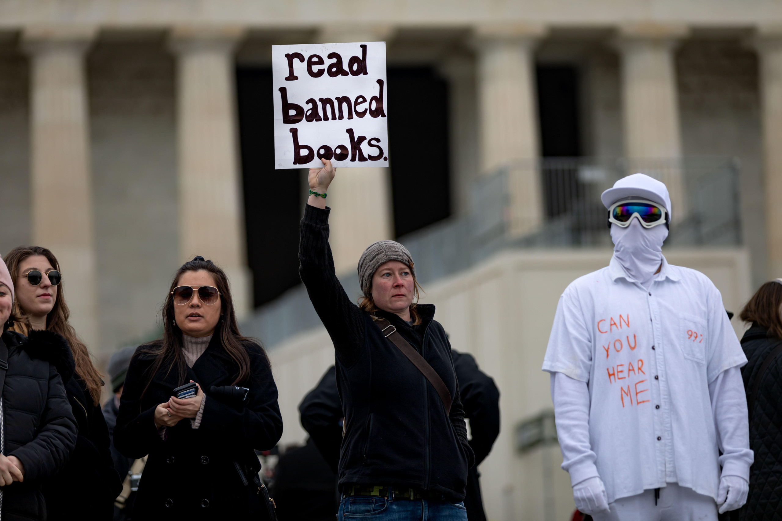Demonstrierende in Washington rufen mit einem Schild dazu auf, verbotene Bücher zu lesen