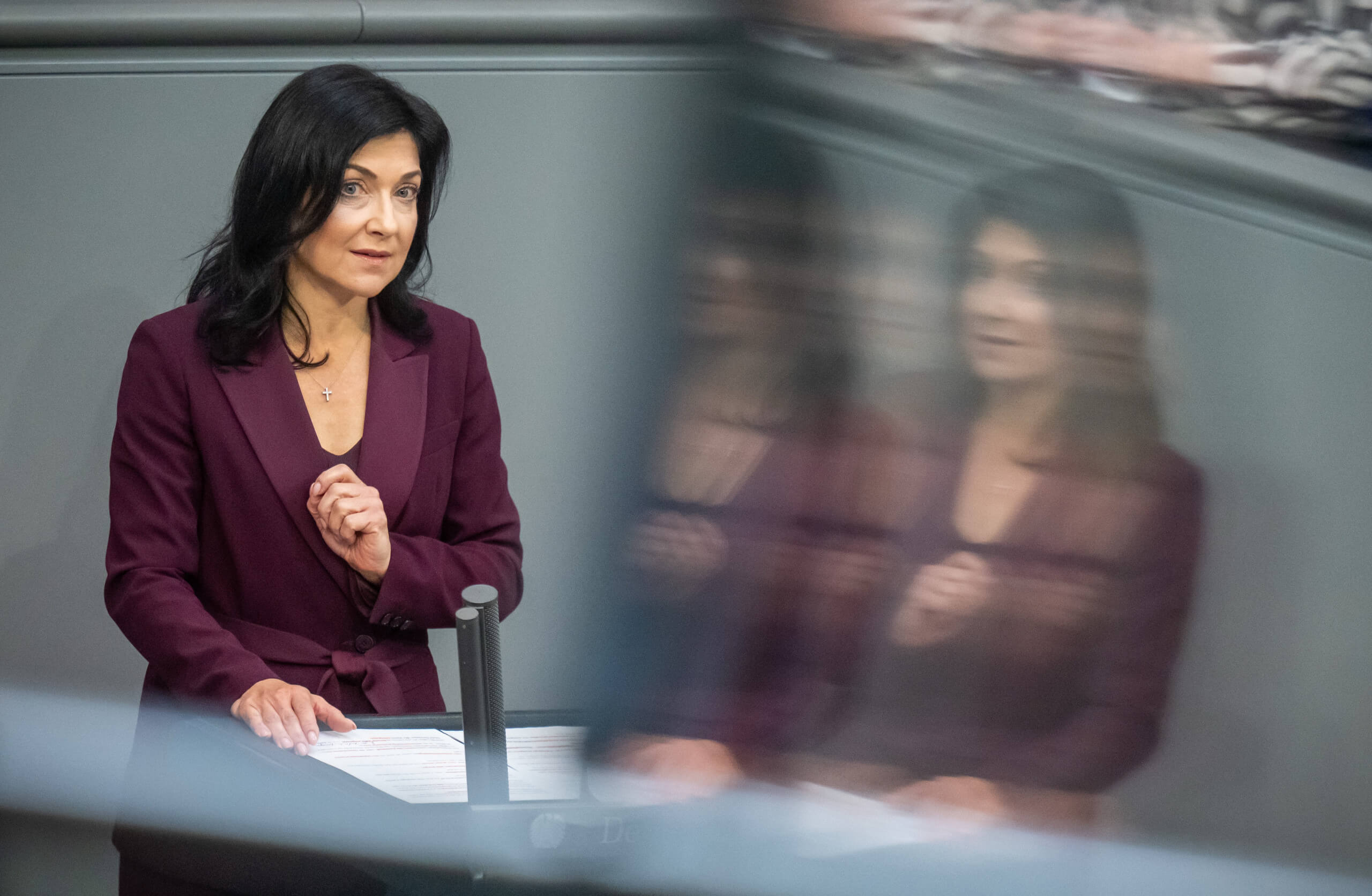 Viel Geld für Gas, wenig für den erneuerbaren Umbau: Wirtschaftsministerin Katherina Reiche (CDU) bei Haushaltsberatungen im Bundestag 2025. (Credits: picture alliance/dpa | Michael Kappeler)