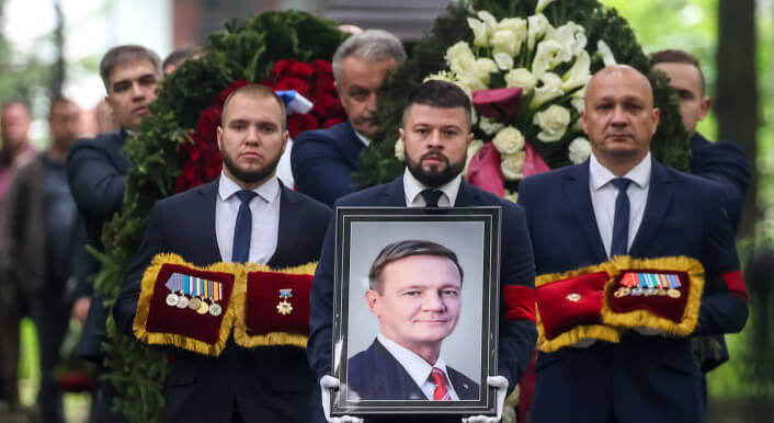 Ex-Verkehrsminister Roman Starowoit wurde am 11. Juli in St. Petersburg beigesetzt. (Foto: Peter Kovalev/TASS via ZUMA Press)