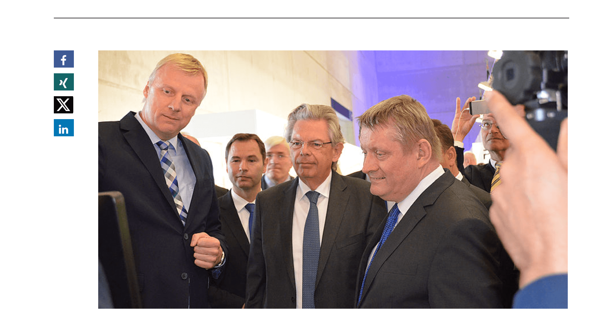 Screenshot: Von rechts nach links: Ehemaliger Bundesgesundheitsminister Hermann Gröhe (rechts), Frank Gotthardt, ehemaliger Vorstandsvorsitzender der CompuGroup Medical AG (Mitte), Prof. Dr. Arno Elmer, ehemaliger Hauptgeschäftsführer der Gematik GmbH (links). Screenshot von der Webseite E-HEALTH-COM