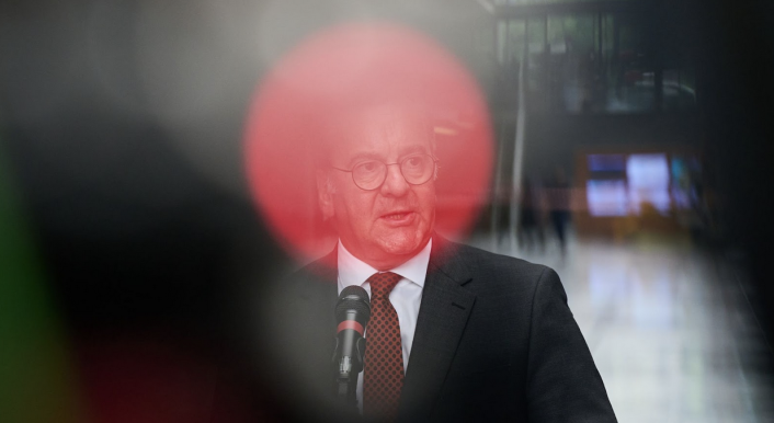 Verteidigungsminister Boris Pistorius vor einem Mikrofon.