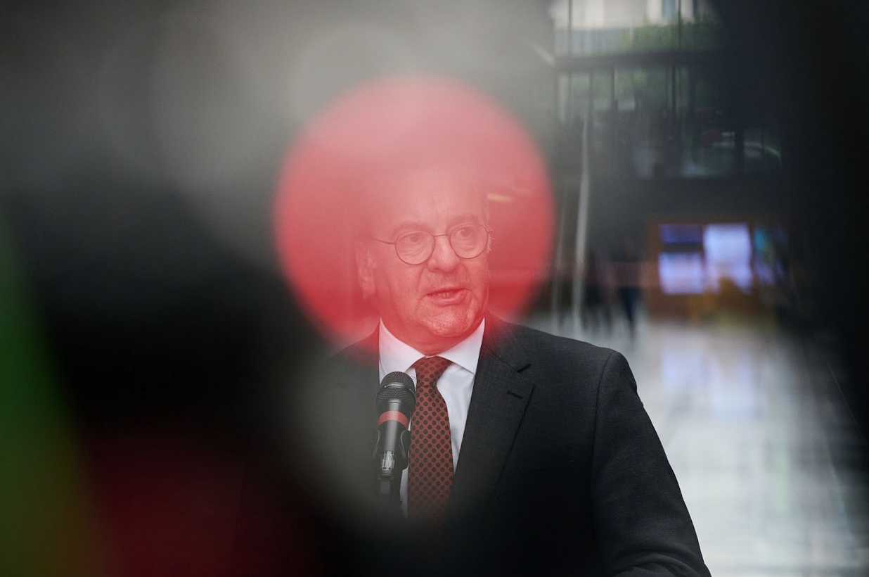 Verteidigungsminister Boris Pistorius vor einem Mikrofon.