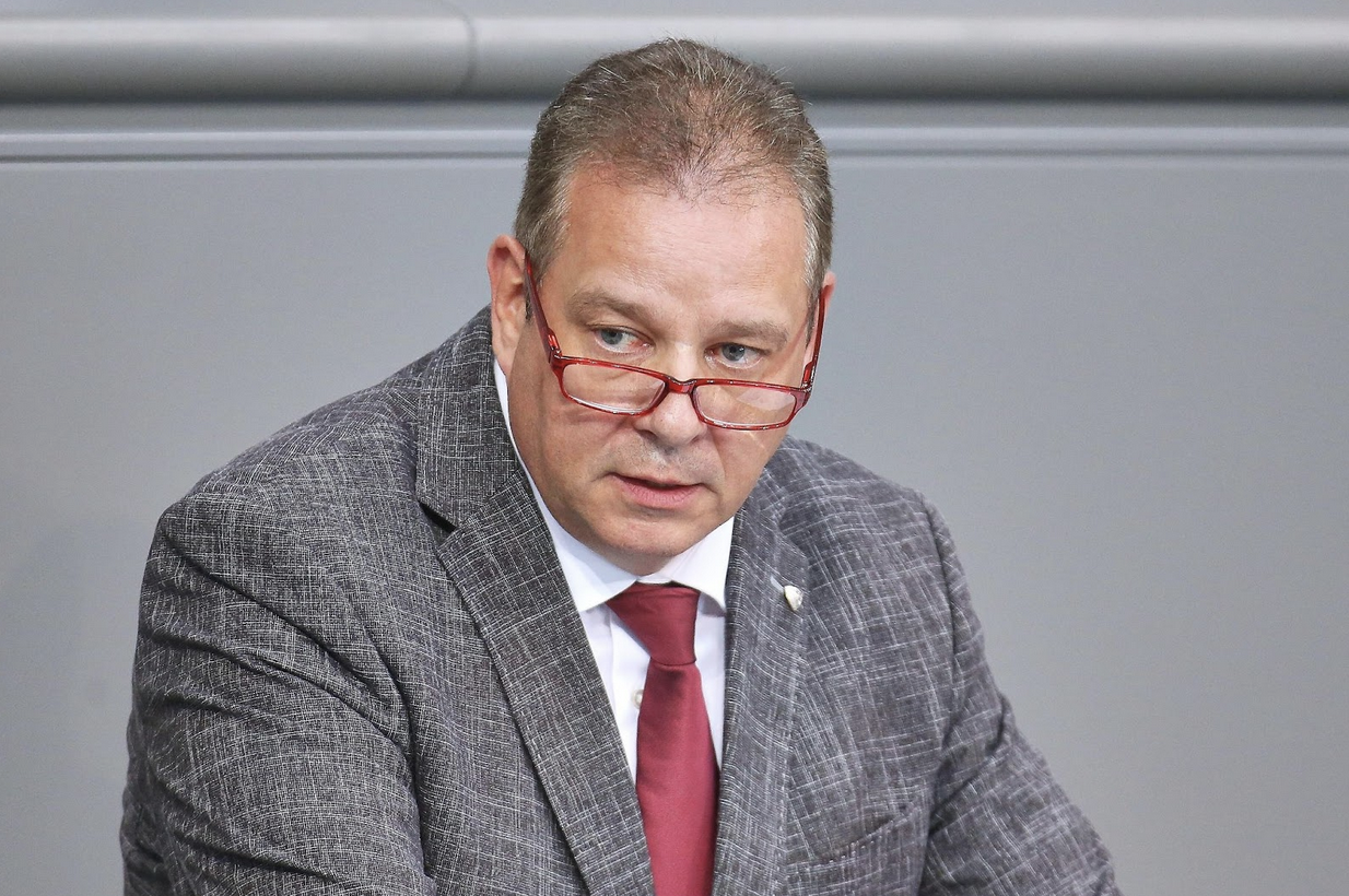 Ein Bild des CDU-Politikers Andreas Mattfeldt vor einem grauen Hintergrund.