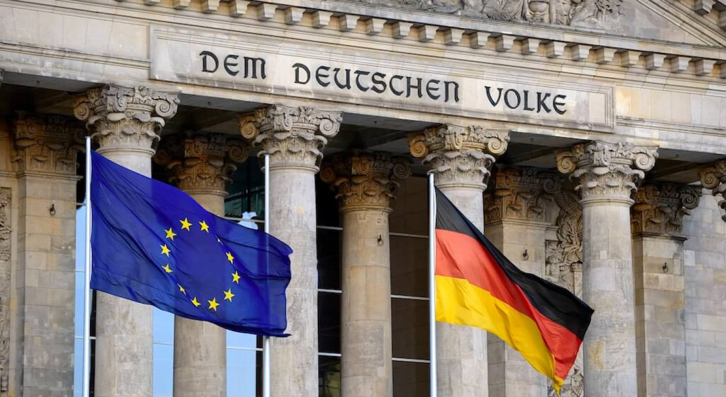 Europa-Deutschland-Flaggen-vor-dem-Reichstag (1)