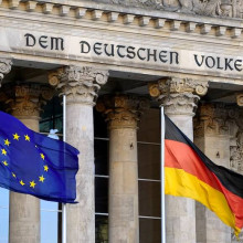 Flaggen der EU und von Deutschland wehen vor dem Reichstag in Berlin