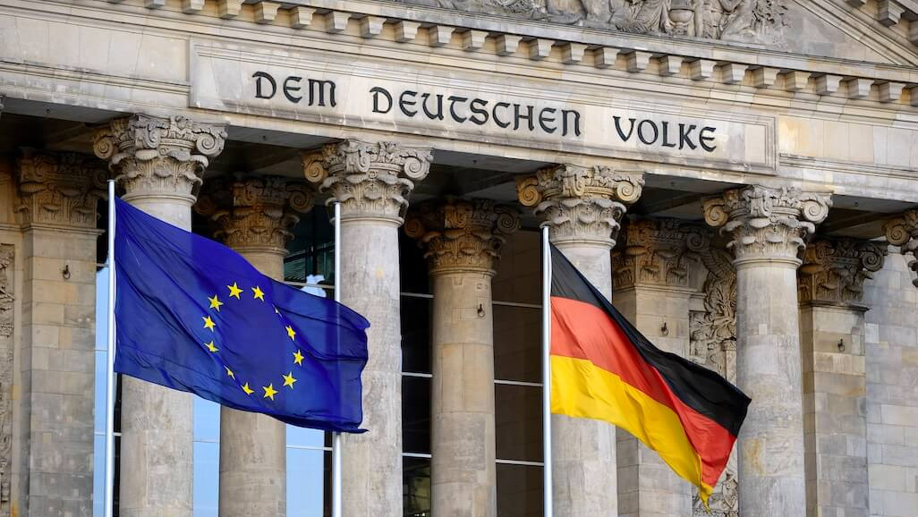 Flaggen der EU und von Deutschland wehen vor dem Reichstag in Berlin