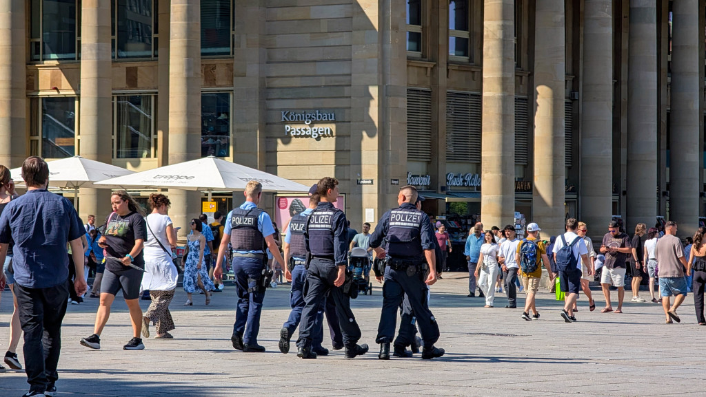 Polizeibeamte patroullieren durch eine deutsche Fußgängerzone