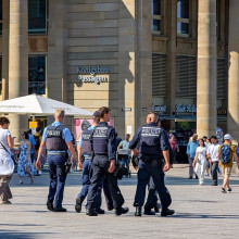 Polizeibeamte patroullieren durch eine deutsche Fußgängerzone