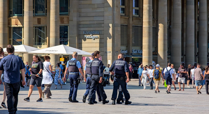 Polizeibeamte patroullieren durch eine deutsche Fußgängerzone
