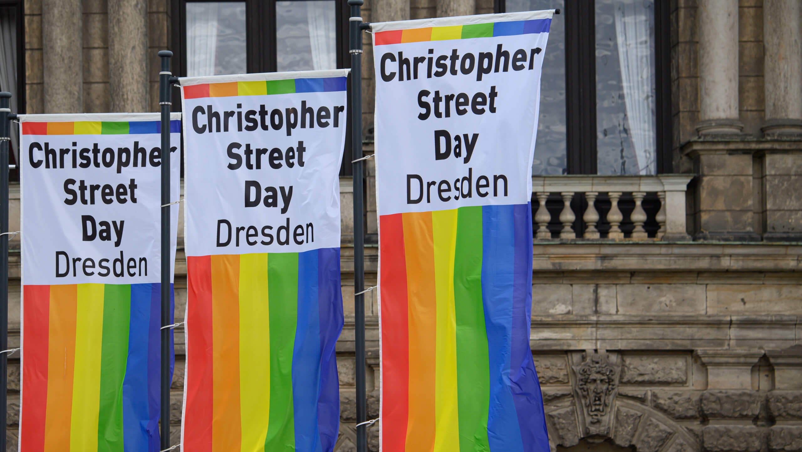 Regenbogenflaggen in Dresden