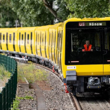 U-Bahn der BVG fährt über Gleise