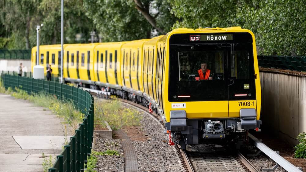 U-Bahn der BVG fährt über Gleise