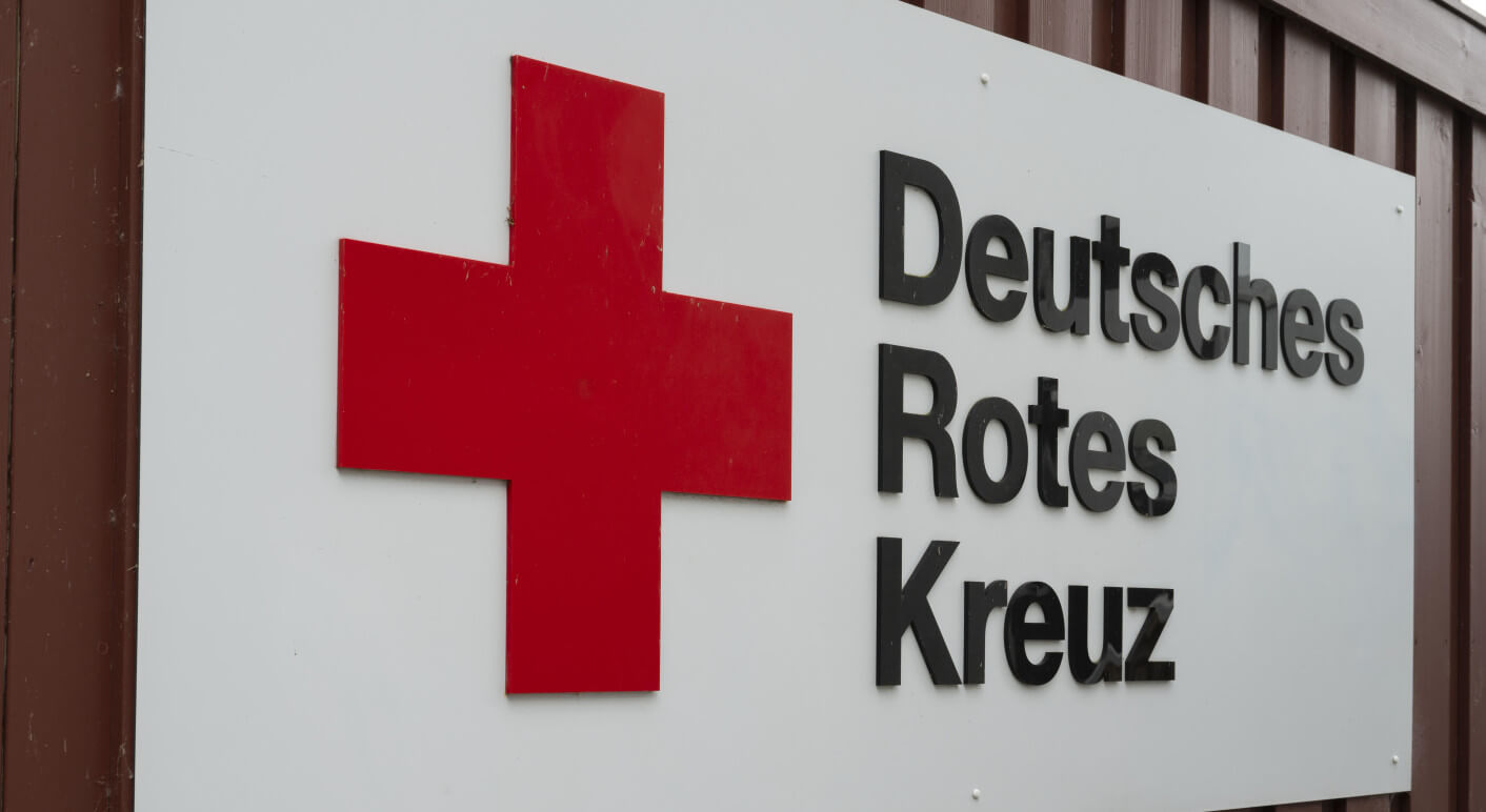 Deutsches Rotes Kreuz, Schild mit Schrift und Logo, Niedersachsen, Deutschland, Europa