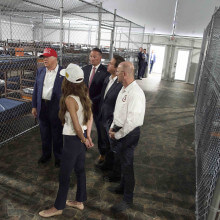 US-Präsident Donald Trump besuchte am 1. Juli 2025 das neu errichtete Abschiebegefängnis „Alligator Alcatraz“ im US-Bundesstaat Florida. Seither kursiert ein schwerwiegendes Gerücht über die Haftanstalt, für das es jedoch keine Belege gibt. (Foto: Evan Vucci / Associated Press / Picture Alliance)