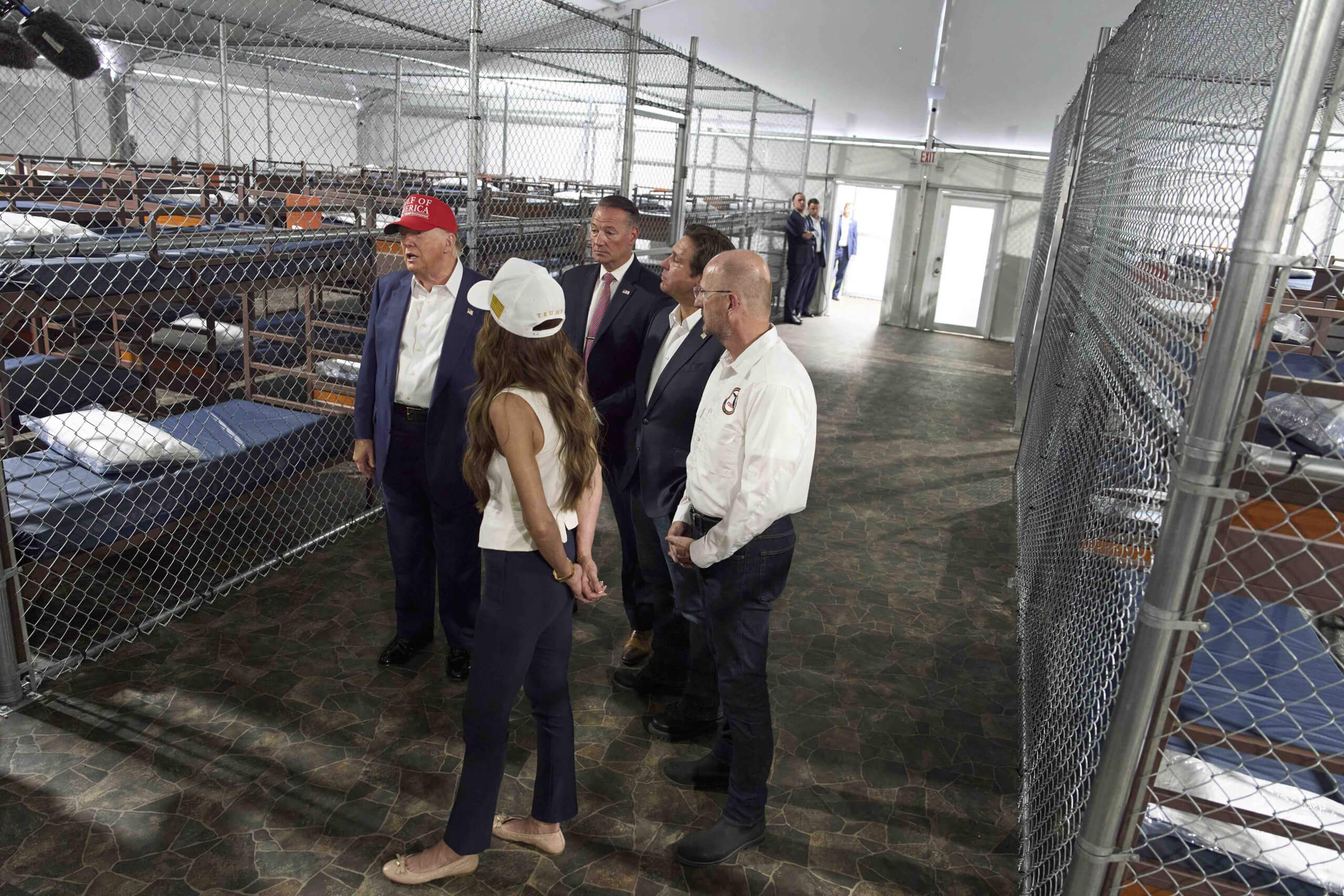 US-Präsident Donald Trump besuchte am 1. Juli 2025 das neu errichtete Abschiebegefängnis „Alligator Alcatraz“ im US-Bundesstaat Florida. Seither kursiert ein schwerwiegendes Gerücht über die Haftanstalt, für das es jedoch keine Belege gibt. (Foto: Evan Vucci / Associated Press / Picture Alliance)